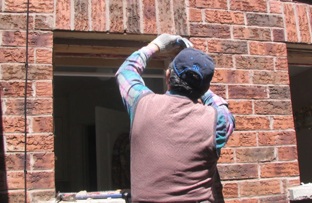Richmond Hill Windows Replacement Expert Working